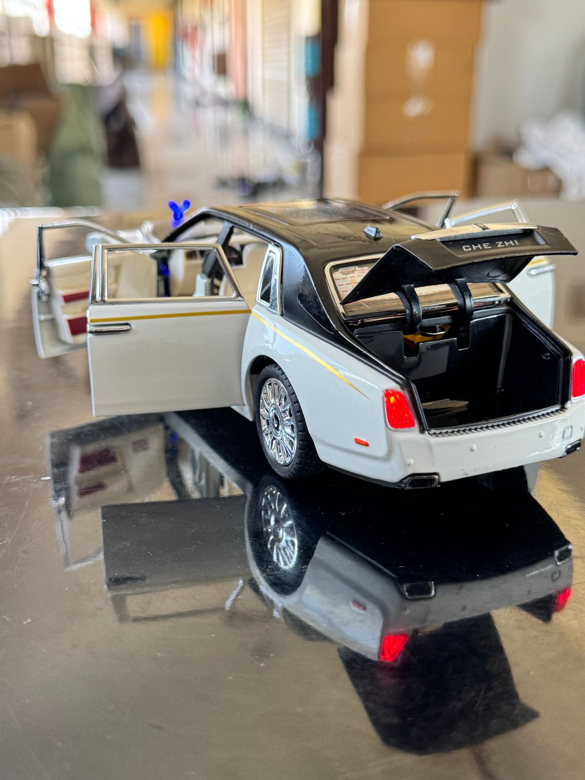 DIE CAST ROLLS ROY CAR 1:24SCALE