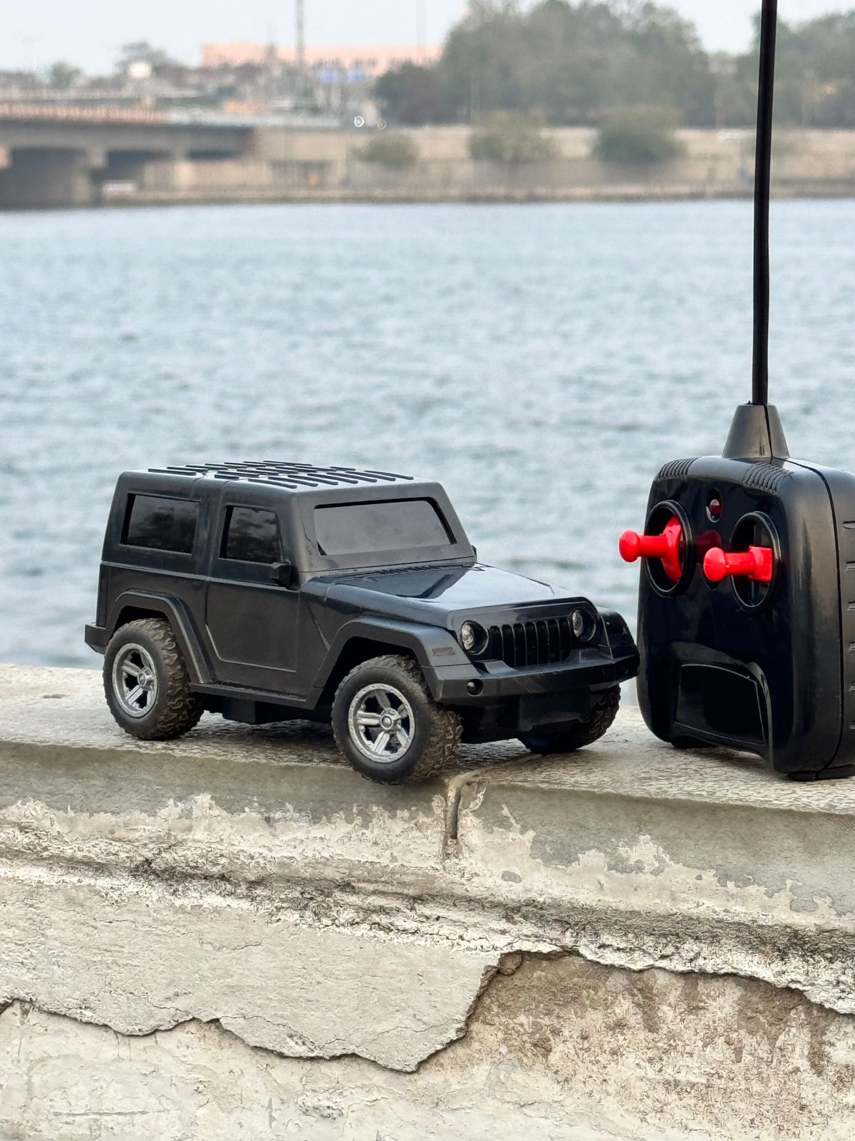 RECHARGEBLE + REMOTE CONTROL THAR CAR